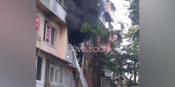 В Сочи во время пожара из пятиэтажки эвакуировали 5 человек