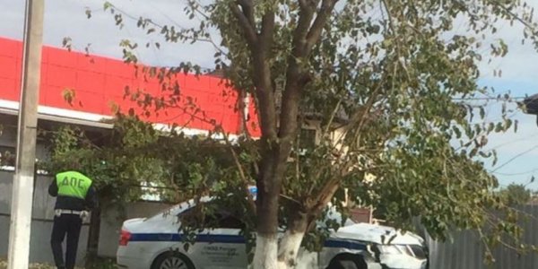 В Крымске патрульный автомобиль в результате ДТП влетел в забор частного дома
