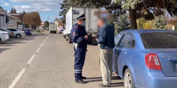 На Кубани полицейские во время погони открыли стрельбу по колесам машины