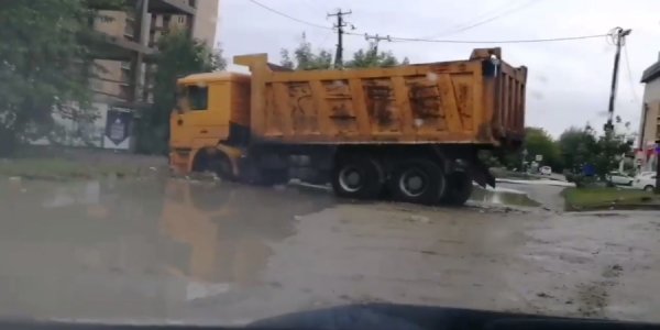 В Краснодаре самосвал увяз в грязи и перекрыл дорогу в Музыкальном микрорайоне