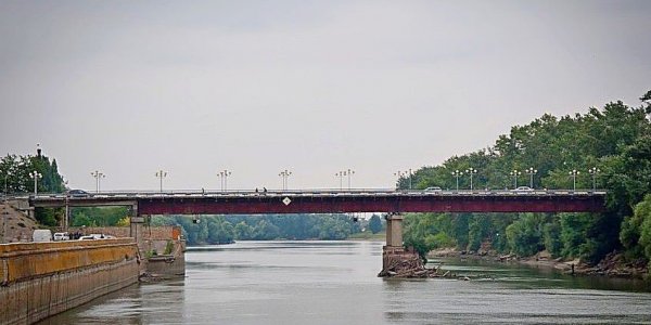 В Славянске-на-Кубани временно ограничат движение по мосту через реку Протоку