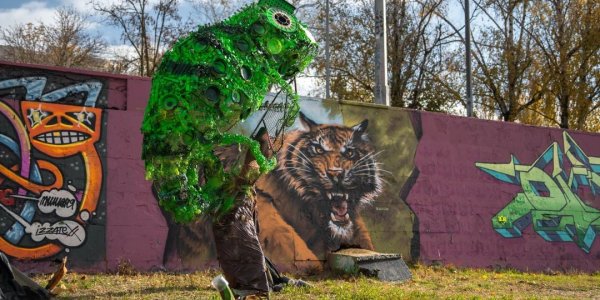 В Краснодаре сделали скульптуру хамелеона из мусора