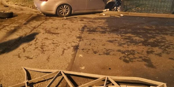 В Краснодаре Infiniti после ДТП протаранила забор возле КубГУ