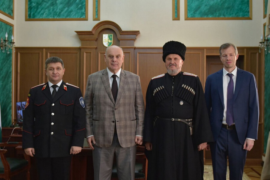 Власти Кубани обсудили с президентом Абхазии развитие казачества