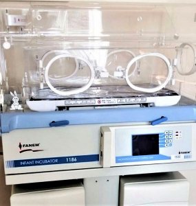 бриллиантовая рука история создания фильма. 933d3aa89b695758402b238a7edf3699. бриллиантовая рука история создания фильма фото. бриллиантовая рука история создания фильма-933d3aa89b695758402b238a7edf3699. картинка бриллиантовая рука история создания фильма. картинка 933d3aa89b695758402b238a7edf3699. 1. Идея этого сценария пришла в голову авторам после прочтения серии статей журналиста А. Сахнина в газете «Правда», посвященных борьбе с контрабандистами. В одной из заметок упоминался оригинальный способ провоза ценностей — в гипсе. Согласно сценарию, сюжет фильма должен был быть таким: простой советский человек Семен Семенович Павлик (потом он станет Тимошкиным и только к выходу фильма — Горбунковым), отправившись в заграничное турне, оказался в центре контрабандистской махинации. В целом сценарий был одобрен, но высказывались и замечания: было рекомендовано сократить сцены с участием управдомши Плющ, сделать более «выпуклой» роль милиции (пропаганда), сократить троицу контрабандистов до двух человек, убрав Малыша. бриллиантовая рука история создания фильма. 933d3aa89b695758402b238a7edf3699. бриллиантовая рука история создания фильма фото. бриллиантовая рука история создания фильма-933d3aa89b695758402b238a7edf3699. картинка бриллиантовая рука история создания фильма. картинка 933d3aa89b695758402b238a7edf3699. 1. Идея этого сценария пришла в голову авторам после прочтения серии статей журналиста А. Сахнина в газете «Правда», посвященных борьбе с контрабандистами. В одной из заметок упоминался оригинальный способ провоза ценностей — в гипсе. Согласно сценарию, сюжет фильма должен был быть таким: простой советский человек Семен Семенович Павлик (потом он станет Тимошкиным и только к выходу фильма — Горбунковым), отправившись в заграничное турне, оказался в центре контрабандистской махинации. В целом сценарий был одобрен, но высказывались и замечания: было рекомендовано сократить сцены с участием управдомши Плющ, сделать более «выпуклой» роль милиции (пропаганда), сократить троицу контрабандистов до двух человек, убрав Малыша.