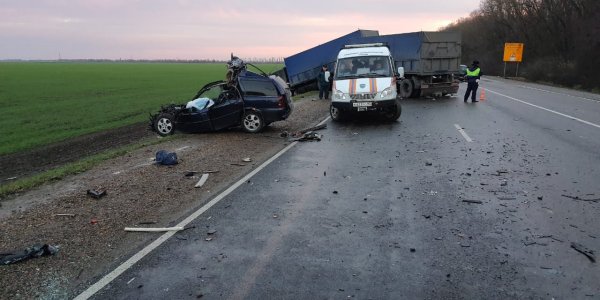 В массовой аварии на Кубани один человек погиб и трое пострадали