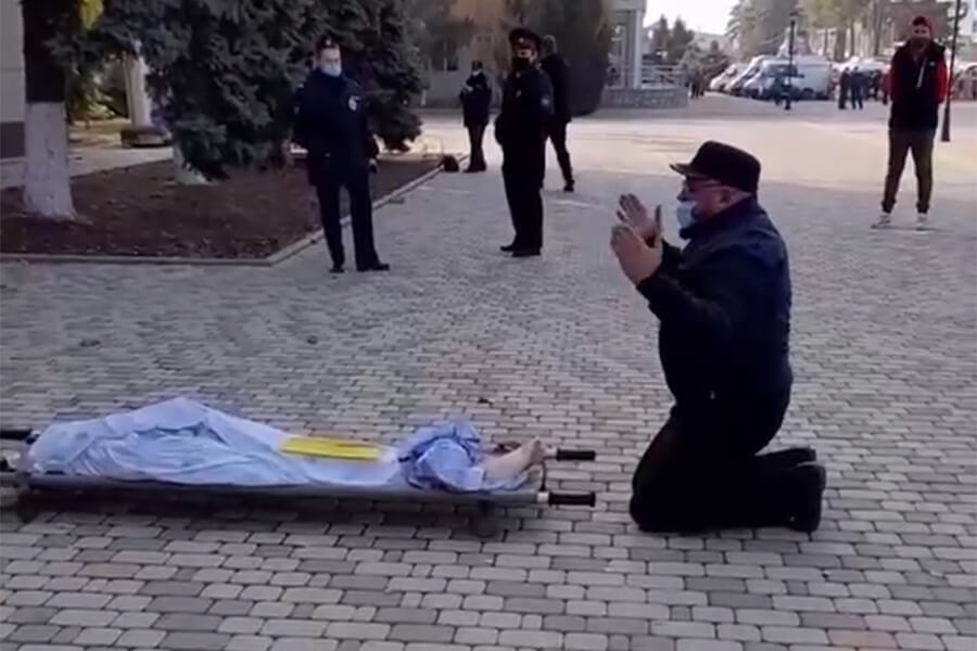 Из-за проблем с моргом тело женщины привезли к администрации Тимашевского района