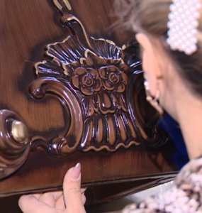 бриллиантовая рука история создания фильма. f kond dvornik 1. бриллиантовая рука история создания фильма фото. бриллиантовая рука история создания фильма-f kond dvornik 1. картинка бриллиантовая рука история создания фильма. картинка f kond dvornik 1. 1. Идея этого сценария пришла в голову авторам после прочтения серии статей журналиста А. Сахнина в газете «Правда», посвященных борьбе с контрабандистами. В одной из заметок упоминался оригинальный способ провоза ценностей — в гипсе. Согласно сценарию, сюжет фильма должен был быть таким: простой советский человек Семен Семенович Павлик (потом он станет Тимошкиным и только к выходу фильма — Горбунковым), отправившись в заграничное турне, оказался в центре контрабандистской махинации. В целом сценарий был одобрен, но высказывались и замечания: было рекомендовано сократить сцены с участием управдомши Плющ, сделать более «выпуклой» роль милиции (пропаганда), сократить троицу контрабандистов до двух человек, убрав Малыша. бриллиантовая рука история создания фильма. f kond dvornik 1. бриллиантовая рука история создания фильма фото. бриллиантовая рука история создания фильма-f kond dvornik 1. картинка бриллиантовая рука история создания фильма. картинка f kond dvornik 1. 1. Идея этого сценария пришла в голову авторам после прочтения серии статей журналиста А. Сахнина в газете «Правда», посвященных борьбе с контрабандистами. В одной из заметок упоминался оригинальный способ провоза ценностей — в гипсе. Согласно сценарию, сюжет фильма должен был быть таким: простой советский человек Семен Семенович Павлик (потом он станет Тимошкиным и только к выходу фильма — Горбунковым), отправившись в заграничное турне, оказался в центре контрабандистской махинации. В целом сценарий был одобрен, но высказывались и замечания: было рекомендовано сократить сцены с участием управдомши Плющ, сделать более «выпуклой» роль милиции (пропаганда), сократить троицу контрабандистов до двух человек, убрав Малыша.