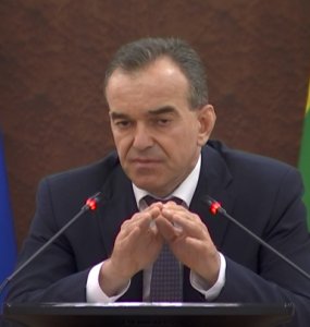 бриллиантовая рука история создания фильма. f kond dvornik 2. бриллиантовая рука история создания фильма фото. бриллиантовая рука история создания фильма-f kond dvornik 2. картинка бриллиантовая рука история создания фильма. картинка f kond dvornik 2. 1. Идея этого сценария пришла в голову авторам после прочтения серии статей журналиста А. Сахнина в газете «Правда», посвященных борьбе с контрабандистами. В одной из заметок упоминался оригинальный способ провоза ценностей — в гипсе. Согласно сценарию, сюжет фильма должен был быть таким: простой советский человек Семен Семенович Павлик (потом он станет Тимошкиным и только к выходу фильма — Горбунковым), отправившись в заграничное турне, оказался в центре контрабандистской махинации. В целом сценарий был одобрен, но высказывались и замечания: было рекомендовано сократить сцены с участием управдомши Плющ, сделать более «выпуклой» роль милиции (пропаганда), сократить троицу контрабандистов до двух человек, убрав Малыша. бриллиантовая рука история создания фильма. f kond dvornik 2. бриллиантовая рука история создания фильма фото. бриллиантовая рука история создания фильма-f kond dvornik 2. картинка бриллиантовая рука история создания фильма. картинка f kond dvornik 2. 1. Идея этого сценария пришла в голову авторам после прочтения серии статей журналиста А. Сахнина в газете «Правда», посвященных борьбе с контрабандистами. В одной из заметок упоминался оригинальный способ провоза ценностей — в гипсе. Согласно сценарию, сюжет фильма должен был быть таким: простой советский человек Семен Семенович Павлик (потом он станет Тимошкиным и только к выходу фильма — Горбунковым), отправившись в заграничное турне, оказался в центре контрабандистской махинации. В целом сценарий был одобрен, но высказывались и замечания: было рекомендовано сократить сцены с участием управдомши Плющ, сделать более «выпуклой» роль милиции (пропаганда), сократить троицу контрабандистов до двух человек, убрав Малыша.