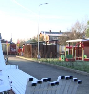 бриллиантовая рука история создания фильма. f minkova 1. бриллиантовая рука история создания фильма фото. бриллиантовая рука история создания фильма-f minkova 1. картинка бриллиантовая рука история создания фильма. картинка f minkova 1. 1. Идея этого сценария пришла в голову авторам после прочтения серии статей журналиста А. Сахнина в газете «Правда», посвященных борьбе с контрабандистами. В одной из заметок упоминался оригинальный способ провоза ценностей — в гипсе. Согласно сценарию, сюжет фильма должен был быть таким: простой советский человек Семен Семенович Павлик (потом он станет Тимошкиным и только к выходу фильма — Горбунковым), отправившись в заграничное турне, оказался в центре контрабандистской махинации. В целом сценарий был одобрен, но высказывались и замечания: было рекомендовано сократить сцены с участием управдомши Плющ, сделать более «выпуклой» роль милиции (пропаганда), сократить троицу контрабандистов до двух человек, убрав Малыша. бриллиантовая рука история создания фильма. f minkova 1. бриллиантовая рука история создания фильма фото. бриллиантовая рука история создания фильма-f minkova 1. картинка бриллиантовая рука история создания фильма. картинка f minkova 1. 1. Идея этого сценария пришла в голову авторам после прочтения серии статей журналиста А. Сахнина в газете «Правда», посвященных борьбе с контрабандистами. В одной из заметок упоминался оригинальный способ провоза ценностей — в гипсе. Согласно сценарию, сюжет фильма должен был быть таким: простой советский человек Семен Семенович Павлик (потом он станет Тимошкиным и только к выходу фильма — Горбунковым), отправившись в заграничное турне, оказался в центре контрабандистской махинации. В целом сценарий был одобрен, но высказывались и замечания: было рекомендовано сократить сцены с участием управдомши Плющ, сделать более «выпуклой» роль милиции (пропаганда), сократить троицу контрабандистов до двух человек, убрав Малыша.