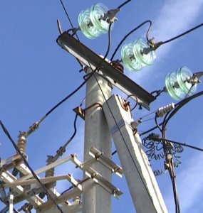 бриллиантовая рука история создания фильма. f pos ujni bez sveta. бриллиантовая рука история создания фильма фото. бриллиантовая рука история создания фильма-f pos ujni bez sveta. картинка бриллиантовая рука история создания фильма. картинка f pos ujni bez sveta. 1. Идея этого сценария пришла в голову авторам после прочтения серии статей журналиста А. Сахнина в газете «Правда», посвященных борьбе с контрабандистами. В одной из заметок упоминался оригинальный способ провоза ценностей — в гипсе. Согласно сценарию, сюжет фильма должен был быть таким: простой советский человек Семен Семенович Павлик (потом он станет Тимошкиным и только к выходу фильма — Горбунковым), отправившись в заграничное турне, оказался в центре контрабандистской махинации. В целом сценарий был одобрен, но высказывались и замечания: было рекомендовано сократить сцены с участием управдомши Плющ, сделать более «выпуклой» роль милиции (пропаганда), сократить троицу контрабандистов до двух человек, убрав Малыша. бриллиантовая рука история создания фильма. f pos ujni bez sveta. бриллиантовая рука история создания фильма фото. бриллиантовая рука история создания фильма-f pos ujni bez sveta. картинка бриллиантовая рука история создания фильма. картинка f pos ujni bez sveta. 1. Идея этого сценария пришла в голову авторам после прочтения серии статей журналиста А. Сахнина в газете «Правда», посвященных борьбе с контрабандистами. В одной из заметок упоминался оригинальный способ провоза ценностей — в гипсе. Согласно сценарию, сюжет фильма должен был быть таким: простой советский человек Семен Семенович Павлик (потом он станет Тимошкиным и только к выходу фильма — Горбунковым), отправившись в заграничное турне, оказался в центре контрабандистской махинации. В целом сценарий был одобрен, но высказывались и замечания: было рекомендовано сократить сцены с участием управдомши Плющ, сделать более «выпуклой» роль милиции (пропаганда), сократить троицу контрабандистов до двух человек, убрав Малыша.