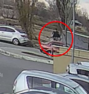 бриллиантовая рука история создания фильма. f ubistvo sobak. бриллиантовая рука история создания фильма фото. бриллиантовая рука история создания фильма-f ubistvo sobak. картинка бриллиантовая рука история создания фильма. картинка f ubistvo sobak. 1. Идея этого сценария пришла в голову авторам после прочтения серии статей журналиста А. Сахнина в газете «Правда», посвященных борьбе с контрабандистами. В одной из заметок упоминался оригинальный способ провоза ценностей — в гипсе. Согласно сценарию, сюжет фильма должен был быть таким: простой советский человек Семен Семенович Павлик (потом он станет Тимошкиным и только к выходу фильма — Горбунковым), отправившись в заграничное турне, оказался в центре контрабандистской махинации. В целом сценарий был одобрен, но высказывались и замечания: было рекомендовано сократить сцены с участием управдомши Плющ, сделать более «выпуклой» роль милиции (пропаганда), сократить троицу контрабандистов до двух человек, убрав Малыша. бриллиантовая рука история создания фильма. f ubistvo sobak. бриллиантовая рука история создания фильма фото. бриллиантовая рука история создания фильма-f ubistvo sobak. картинка бриллиантовая рука история создания фильма. картинка f ubistvo sobak. 1. Идея этого сценария пришла в голову авторам после прочтения серии статей журналиста А. Сахнина в газете «Правда», посвященных борьбе с контрабандистами. В одной из заметок упоминался оригинальный способ провоза ценностей — в гипсе. Согласно сценарию, сюжет фильма должен был быть таким: простой советский человек Семен Семенович Павлик (потом он станет Тимошкиным и только к выходу фильма — Горбунковым), отправившись в заграничное турне, оказался в центре контрабандистской махинации. В целом сценарий был одобрен, но высказывались и замечания: было рекомендовано сократить сцены с участием управдомши Плющ, сделать более «выпуклой» роль милиции (пропаганда), сократить троицу контрабандистов до двух человек, убрав Малыша.