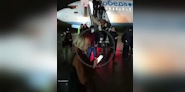 Пассажиров выпустили из самолета после дня заточения в новгородском аэропорту