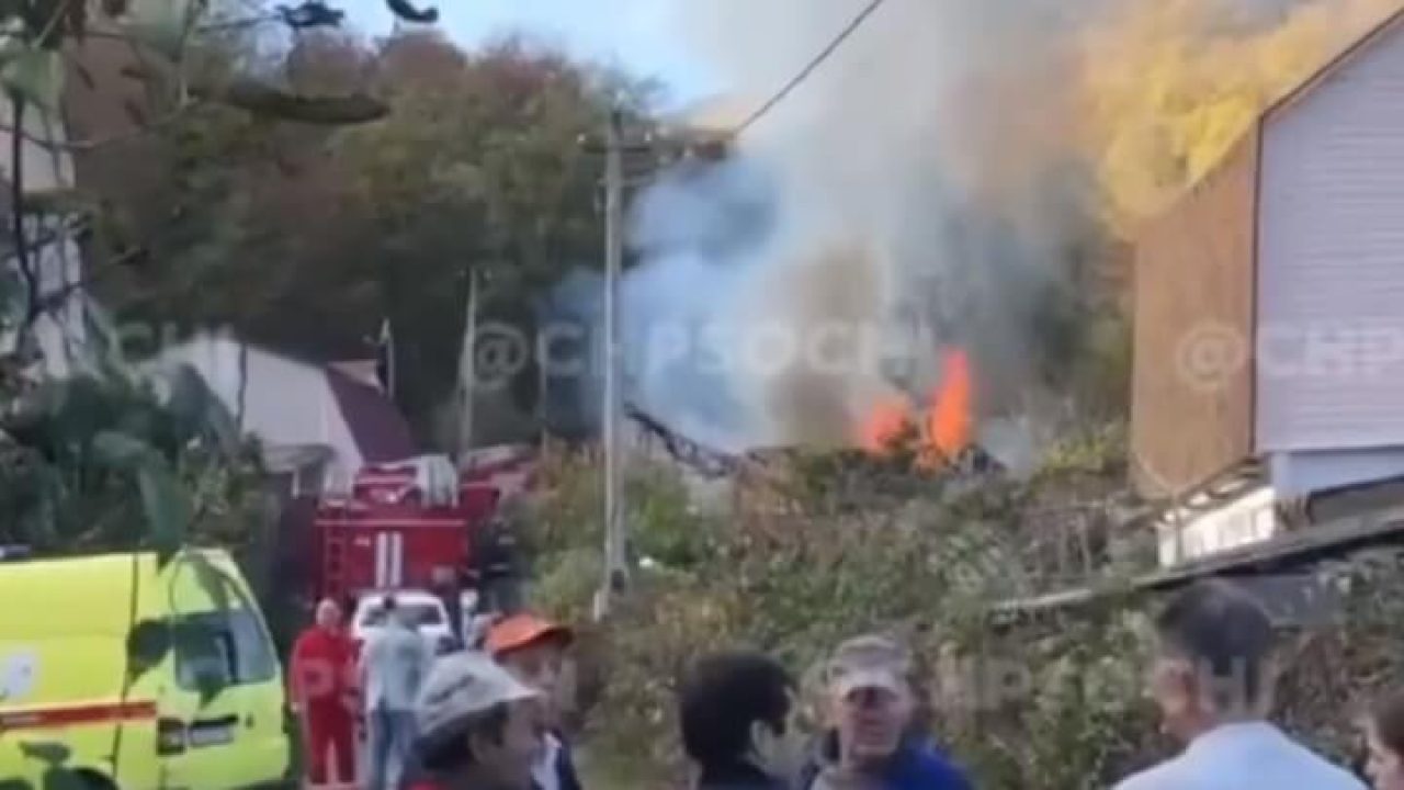 В Хостинском районе Сочи сгорел трехэтажный частный дом - 16 ноября, 2021  Все новости, Происшествия «Кубань 24»