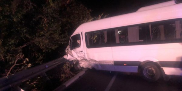 В Сочи «девятка» влетела в микроавтобус с пассажирами, погибли 2 человека
