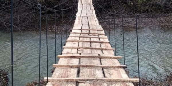 В Мостовском районе местные жители своими силами восстановили разрушенный мост