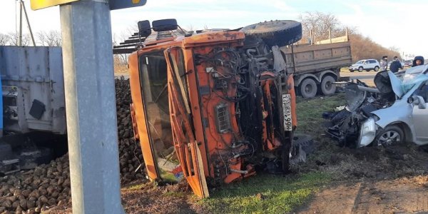 На Кубани в массовом ДТП с двумя грузовиками погибли два человека