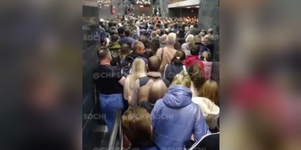 На вокзале в Сочи образовалась огромная очередь из-за включенных турникетов