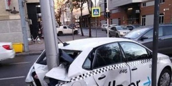 В Краснодаре машина такси Uber врезалась в светофор