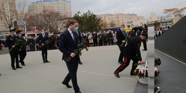 В Анапе открыли мемориал погибшим сотрудникам правоохранительных органов