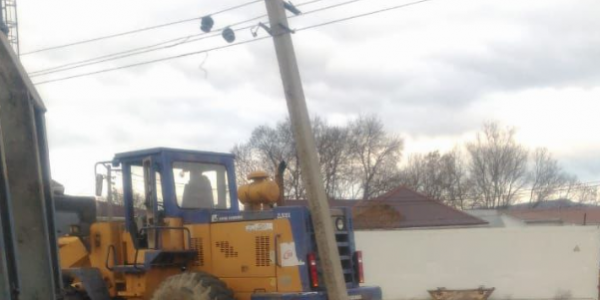 Под Новороссийском водитель трактора снес электропору и оставил без света село