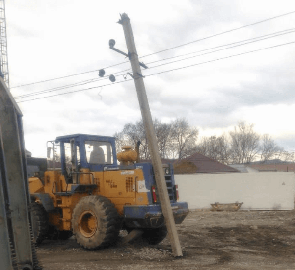 Под Новороссийском водитель трактора снес электропору и оставил без света село