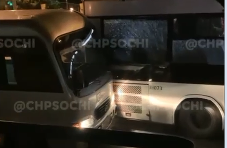Два пассажирских автобуса столкнулись в центре Сочи