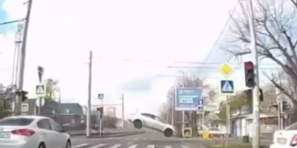 В Краснодаре водитель пролетел над трамвайными путями на иномарке