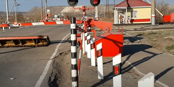 В Новороссийске перекрыли движение на железнодорожном переезде в Гайдуке