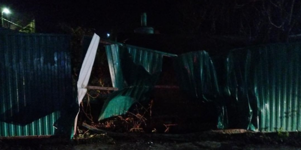 В Армавире водитель иномарки ночью снес телефонный столб и протаранил забор дома