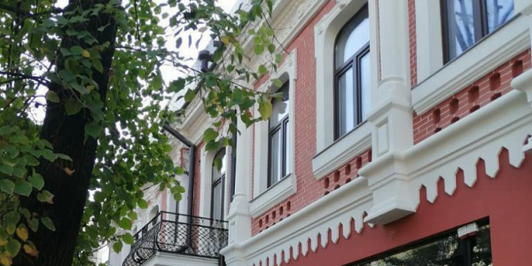 В Краснодаре завершили реставрацию фасада здания паровой фабрики «Нилиус»
