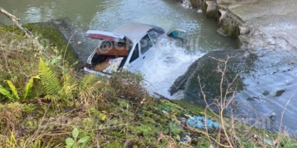 В Сочи машина упала в реку, люди успели спастись