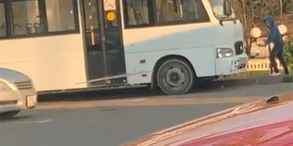 В Сочи дети разбили фары автобуса