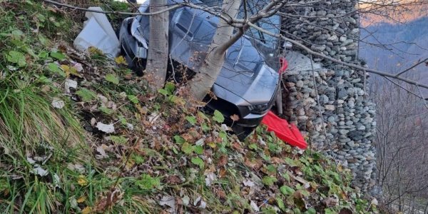 В горах Сочи Ford Mustang снес девушку на смотровой площадке, она упала в обрыв