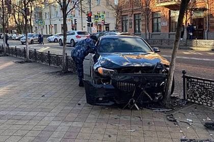 В Краснодаре BMW снес ограждение на улице Красной