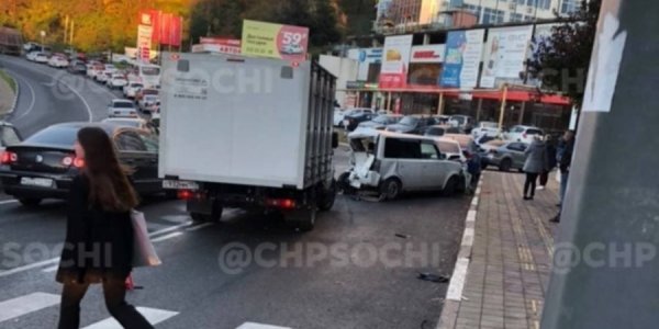 В Сочи хлебовозка устроила массовую аварию