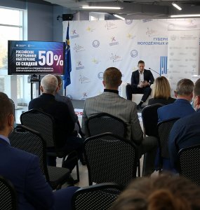 бриллиантовая рука история создания фильма. yjkyg. бриллиантовая рука история создания фильма фото. бриллиантовая рука история создания фильма-yjkyg. картинка бриллиантовая рука история создания фильма. картинка yjkyg. 1. Идея этого сценария пришла в голову авторам после прочтения серии статей журналиста А. Сахнина в газете «Правда», посвященных борьбе с контрабандистами. В одной из заметок упоминался оригинальный способ провоза ценностей — в гипсе. Согласно сценарию, сюжет фильма должен был быть таким: простой советский человек Семен Семенович Павлик (потом он станет Тимошкиным и только к выходу фильма — Горбунковым), отправившись в заграничное турне, оказался в центре контрабандистской махинации. В целом сценарий был одобрен, но высказывались и замечания: было рекомендовано сократить сцены с участием управдомши Плющ, сделать более «выпуклой» роль милиции (пропаганда), сократить троицу контрабандистов до двух человек, убрав Малыша. бриллиантовая рука история создания фильма. yjkyg. бриллиантовая рука история создания фильма фото. бриллиантовая рука история создания фильма-yjkyg. картинка бриллиантовая рука история создания фильма. картинка yjkyg. 1. Идея этого сценария пришла в голову авторам после прочтения серии статей журналиста А. Сахнина в газете «Правда», посвященных борьбе с контрабандистами. В одной из заметок упоминался оригинальный способ провоза ценностей — в гипсе. Согласно сценарию, сюжет фильма должен был быть таким: простой советский человек Семен Семенович Павлик (потом он станет Тимошкиным и только к выходу фильма — Горбунковым), отправившись в заграничное турне, оказался в центре контрабандистской махинации. В целом сценарий был одобрен, но высказывались и замечания: было рекомендовано сократить сцены с участием управдомши Плющ, сделать более «выпуклой» роль милиции (пропаганда), сократить троицу контрабандистов до двух человек, убрав Малыша.