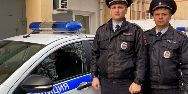 Новороссийским полицейским пришлось силой забрать котенка у душившей его женщины