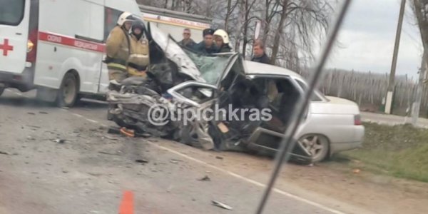 В Славянском районе в жесткой аварии смяло Audi и «десятку»