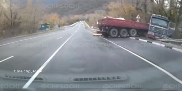 В Сочи на федеральной трассе тягач с прицепом слетел с дороги в кювет