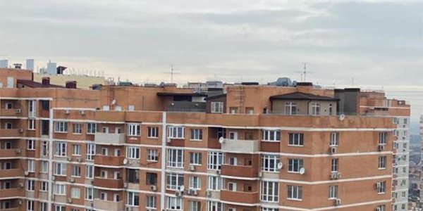 Коттеджи на крышах многоэтажек в Краснодаре: пока неизвестно, кто там живет