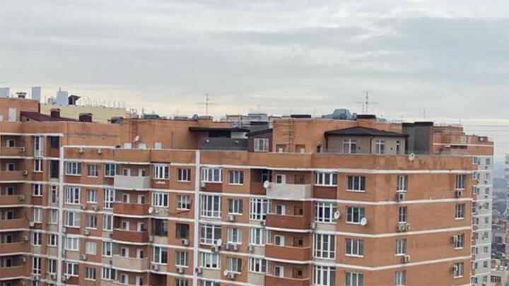 Коттеджи на крышах многоэтажек в Краснодаре: пока неизвестно, кто там живет