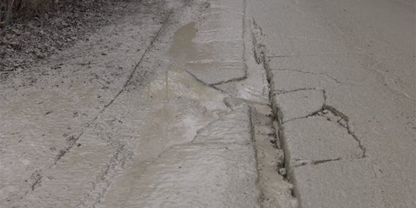 В Сочи жители улицы Счастливой пожаловались на состояние дороги, свалку и грязь