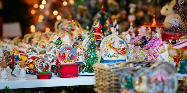 В Краснодаре открылись ярмарки новогодних украшений