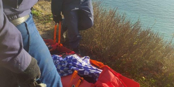 В Новороссийске дельтапланерист ударился о скалу, его эвакуировали спасатели