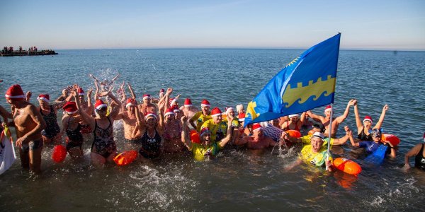 В Анапе Деды Морозы устроили массовый заплыв в море