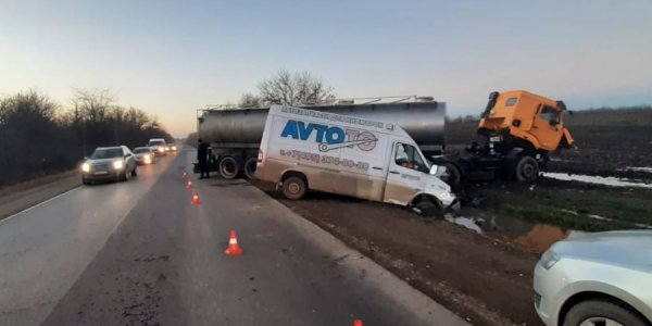 В Белореченском районе бензовоз столкнулся с микроавтобусом