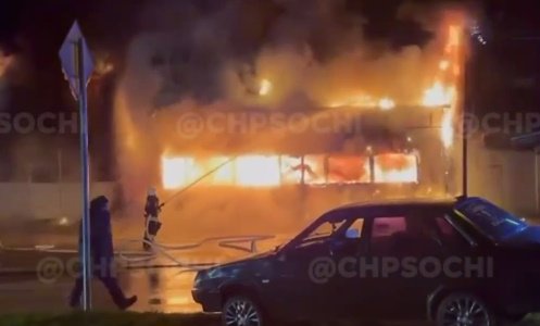 В Сочи произошел пожар в шиномонтажной мастерской