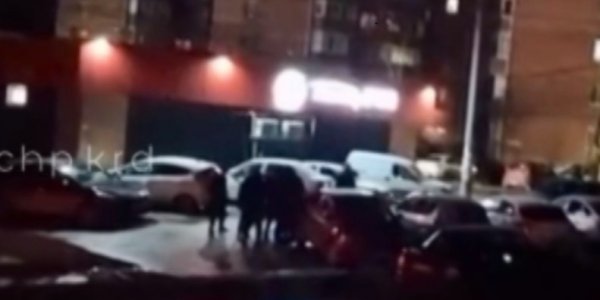В Краснодаре ночью мужчины возле бара устроили массовую драку