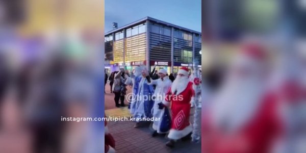 В Геленджике прошел парад Дедов Морозов и Снегурочек